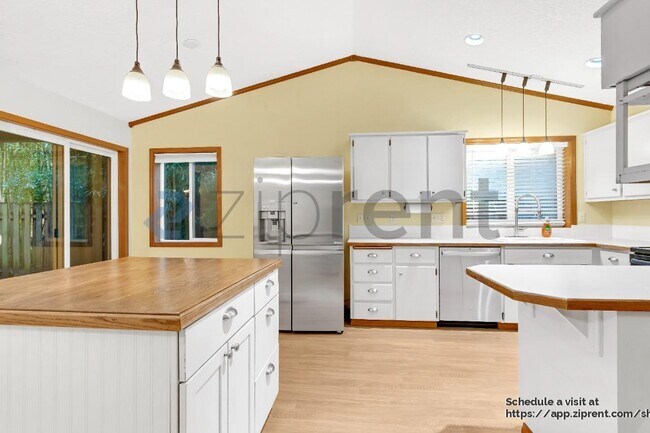 Building Photo - 9380 SW Sagert St