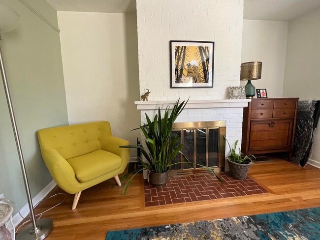 Building Photo - 732 Loma Vista Dr NE