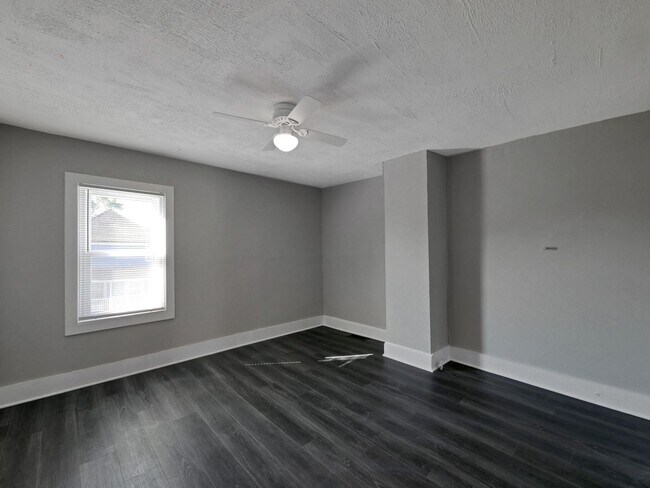 Building Photo - Newly Updated 2 Bedroom Home – Bright, Mod...