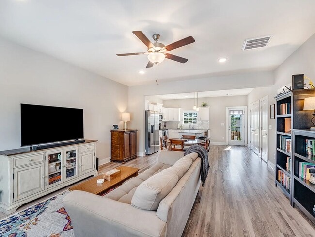 Building Photo - Amazing 3BR Townhome in Goodlettsville