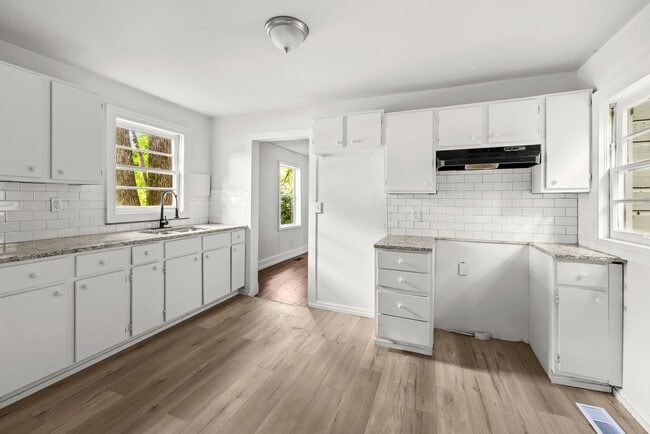 Building Photo - Charming 2 Bedroom, 2 Bathroom house