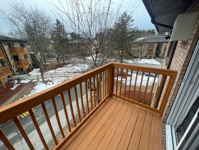 Building Photo - Quiet Corner Apartment in the Heart of Salem