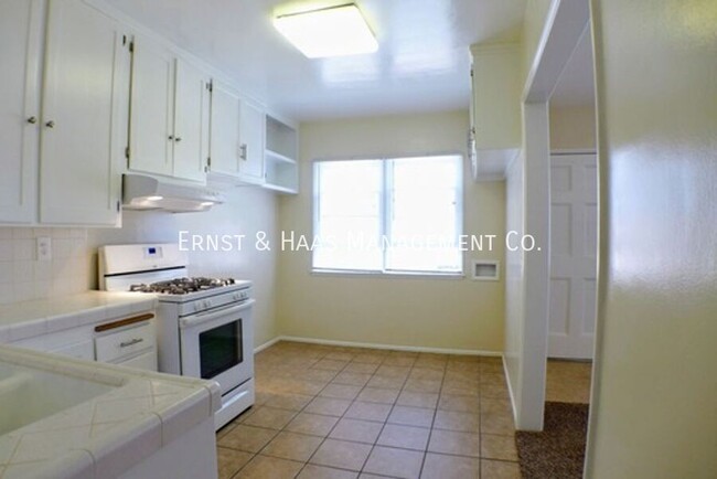 Building Photo - Wonderful 1 Bedroom Rear Duplex with Priva...