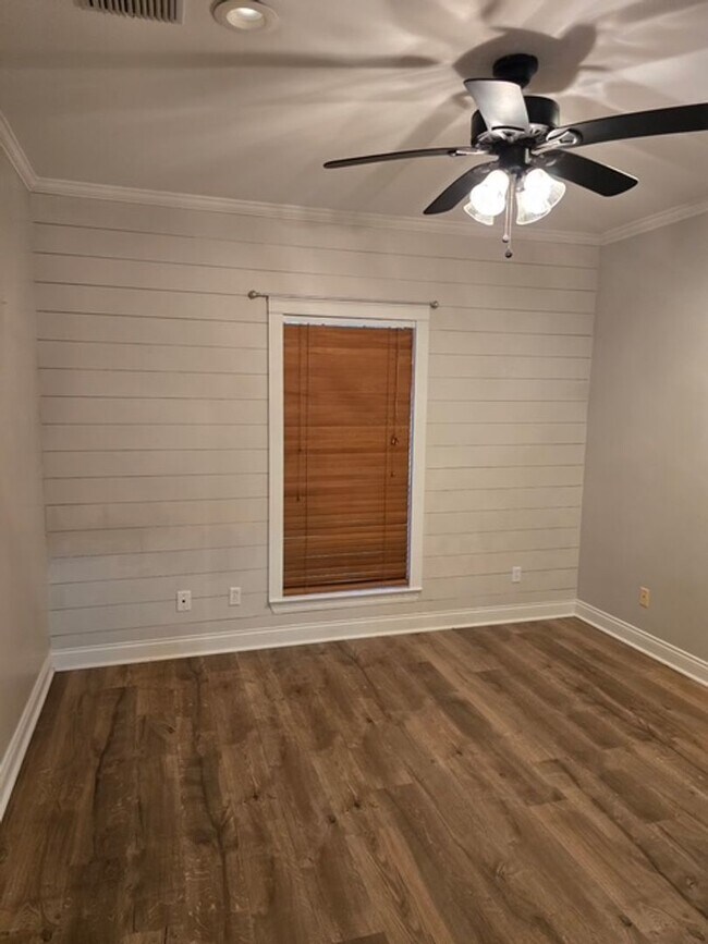 Building Photo - 3 bed 2 bath