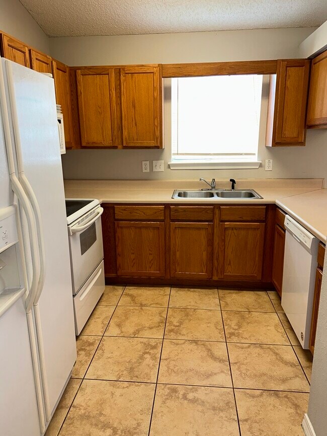 Building Photo - Cute 2/2 with garage and a nice size Flori...