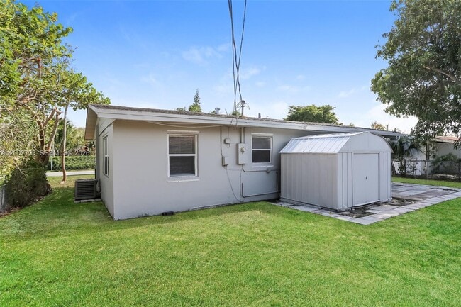 Building Photo - 1425 NE 29th St