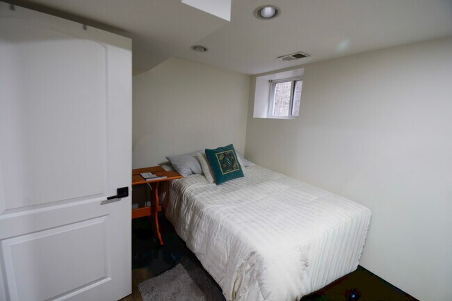 Building Photo - 4947 W Parker Ave