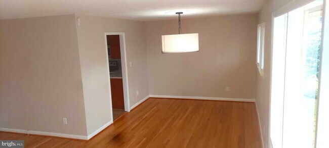 Building Photo - 9820 Inglemere Dr