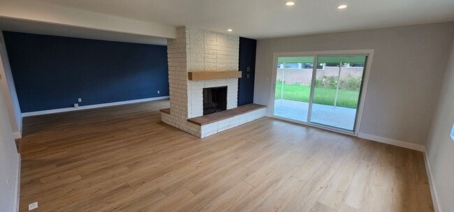 Building Photo - DEL CERRO / SAN DIEGO - Newly Remodeled Ch...