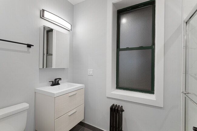 Building Photo - 7736 N Eastlake Terrace