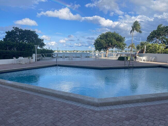 Building Photo - 5600 N Flagler Dr
