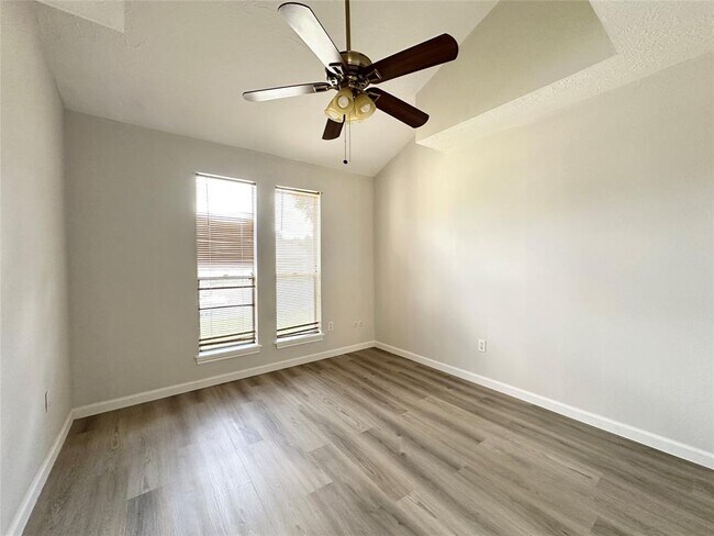 Building Photo - 6102 Howland Ct