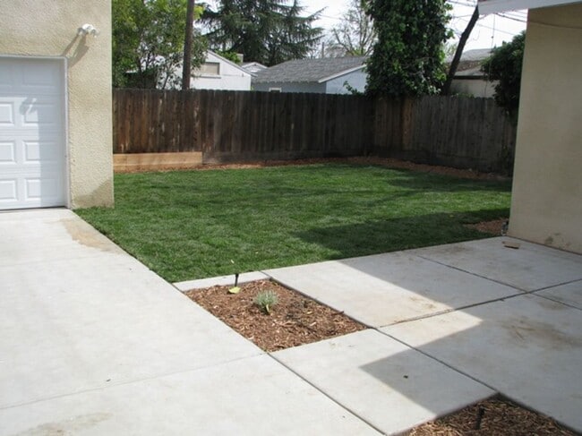 Building Photo - This Charming Spanish style home is locate...