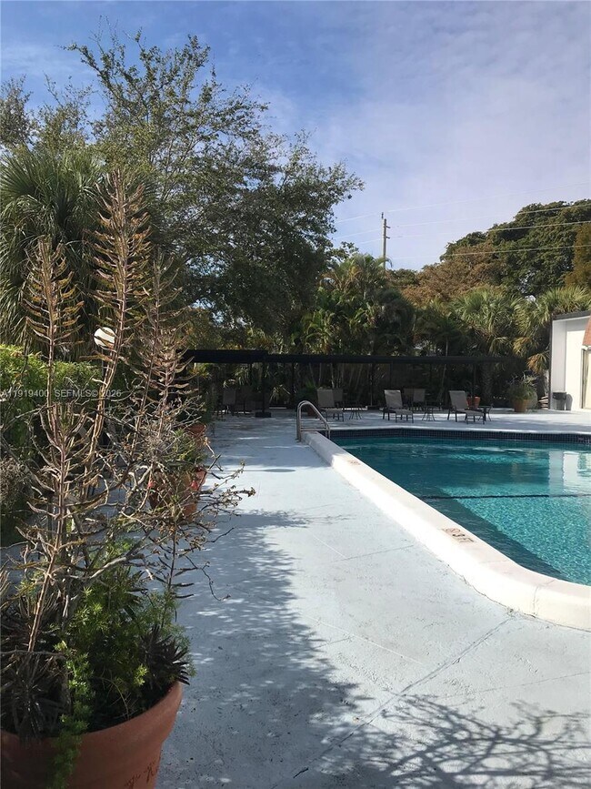 Building Photo - 16950 W Dixie Hwy