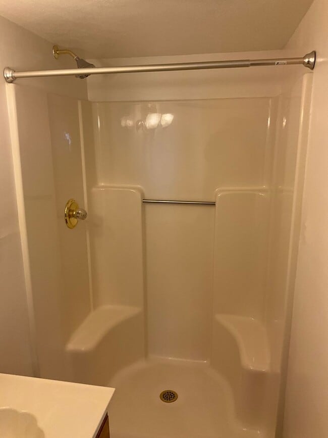 Building Photo - Spacious 3bed 3 bath Split-Level in Bethel...