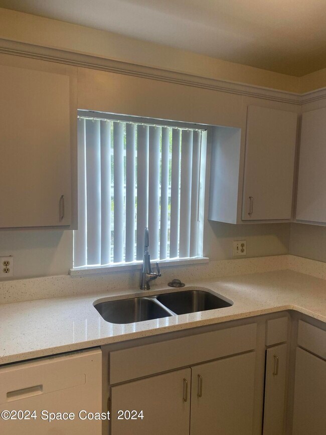 Building Photo - 2311 Pinewood Dr NE