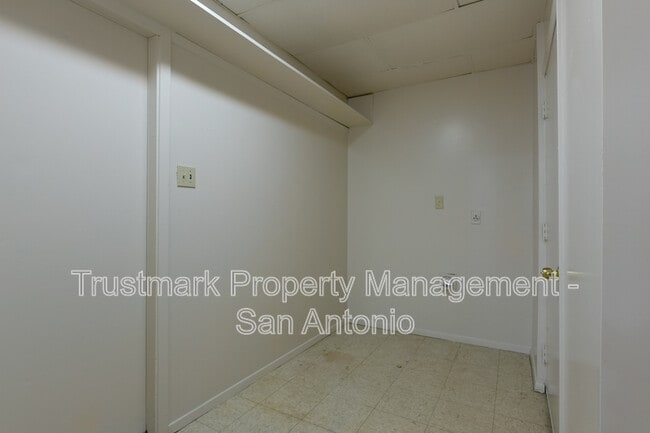 Building Photo - 410 Maple Dr