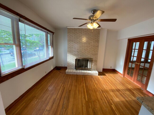Building Photo - 2205 Waldeck Ave
