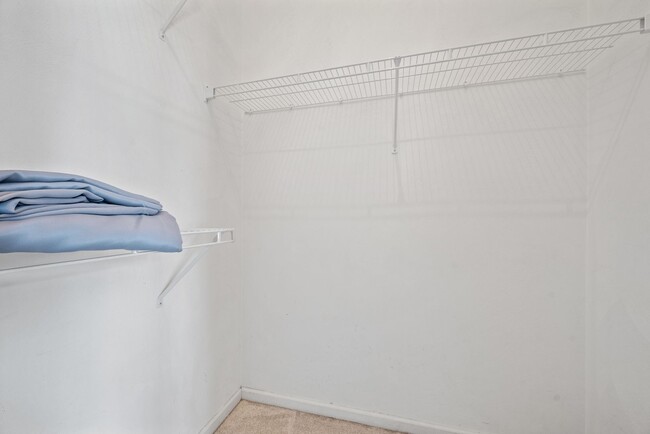 Building Photo - Townhouse, 2 bedroom, 2.5 baths in Yorktow...