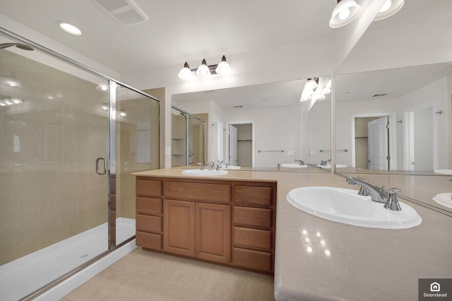 Building Photo - 584 De Guigne Dr