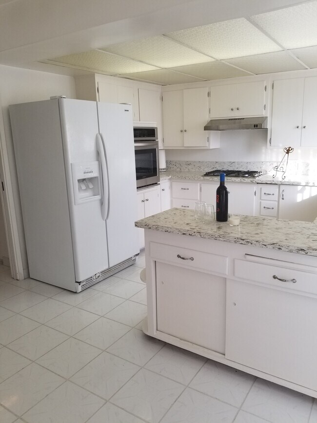 Building Photo - 333 W 33rd St