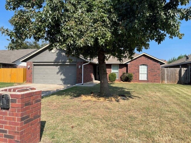 Building Photo - Brand new Luxury vinyl Plank in living, Kitchen and dining, new paint, 3 bed 2 bath 2 car in Must...