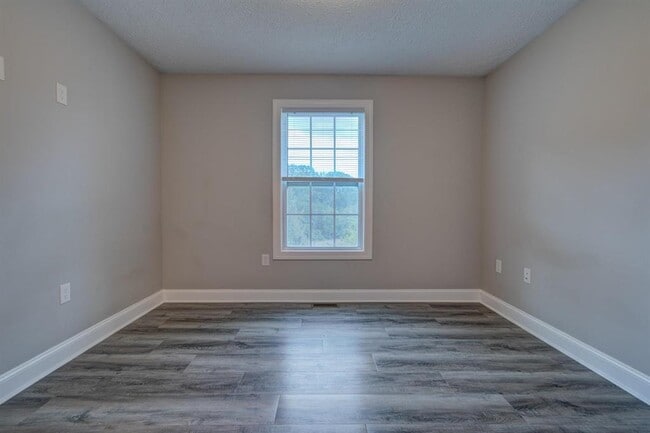 Building Photo - 430 Twisted Oak Dr NW