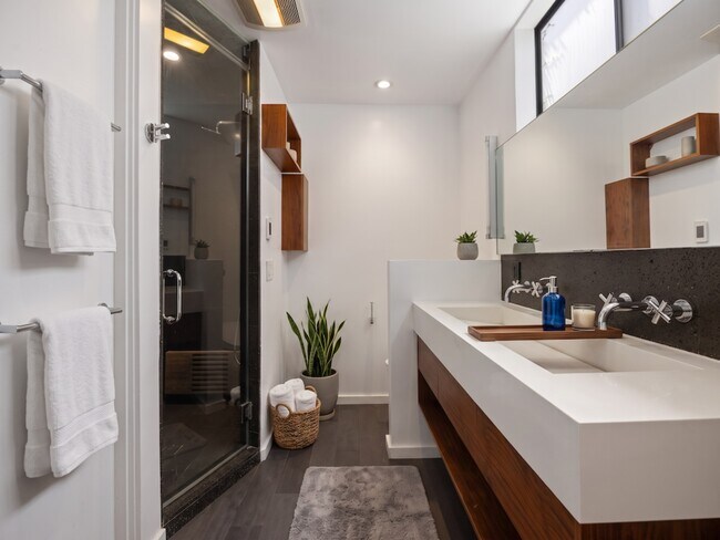 Building Photo - 2409 Strongs Dr