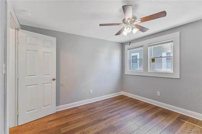 Building Photo - 203 Maple St