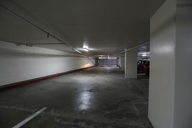 Building Photo - Liliuokalani Plaza – 2 bedroom, 2 bath wit...