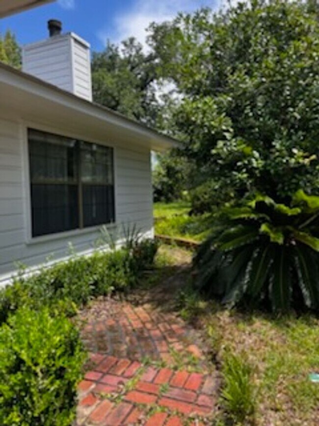 Building Photo - Classic 3/2 in Marianna w/ Lawn Maintenance & Pest Control Included