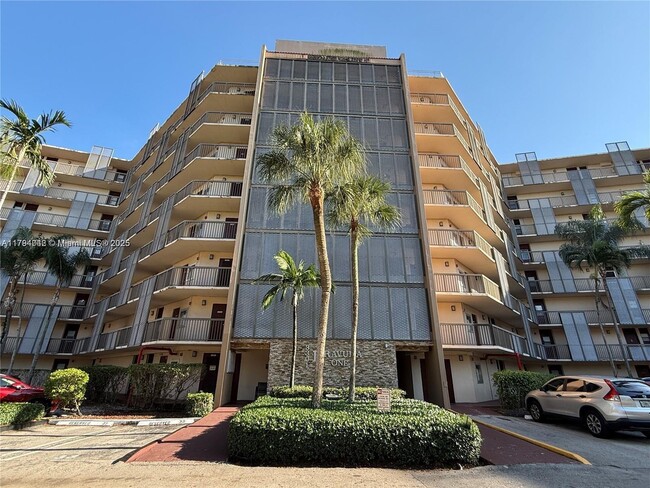 Building Photo - 3301 N Country Club Dr