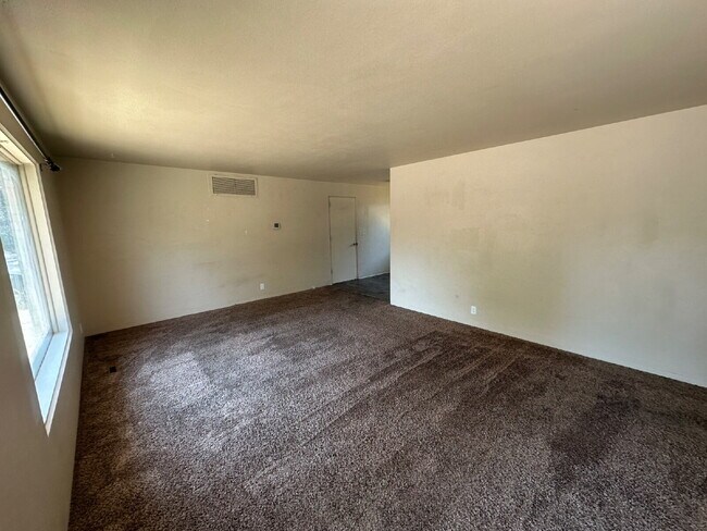 Building Photo - "Charming 2-Bedroom Oasis in Boise's Heart...