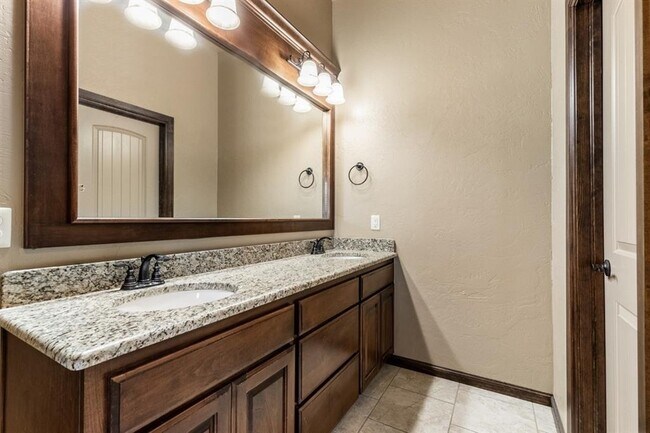 Building Photo - 542 W Chickasaw Ct Way