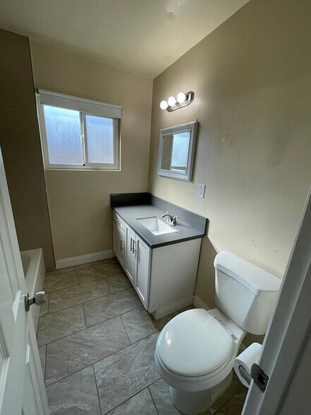 Building Photo - 833 W Walnut Ave