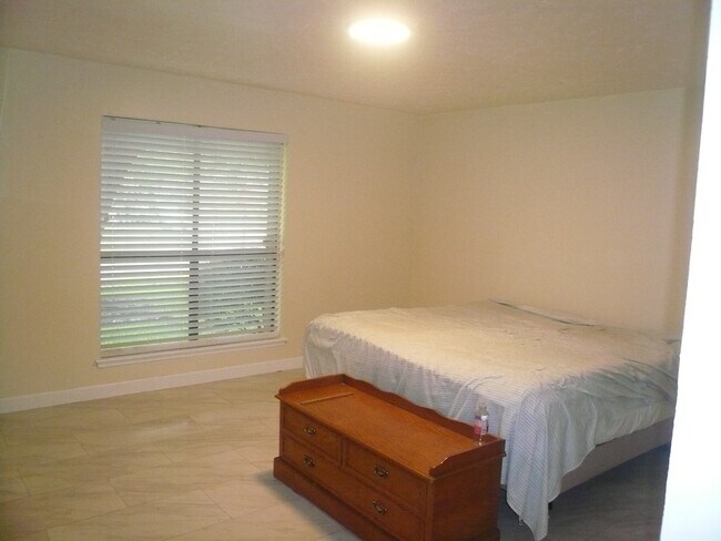 Building Photo - 2826 Green Fields Dr