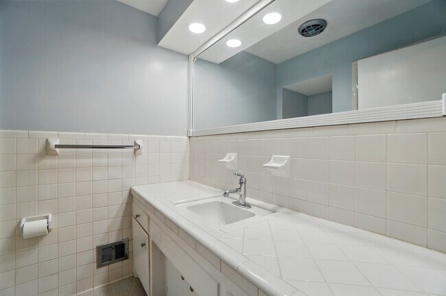 Building Photo - 4057 W Bancroft St