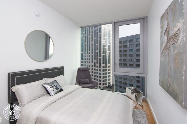 Building Photo - 436 Albee Square W