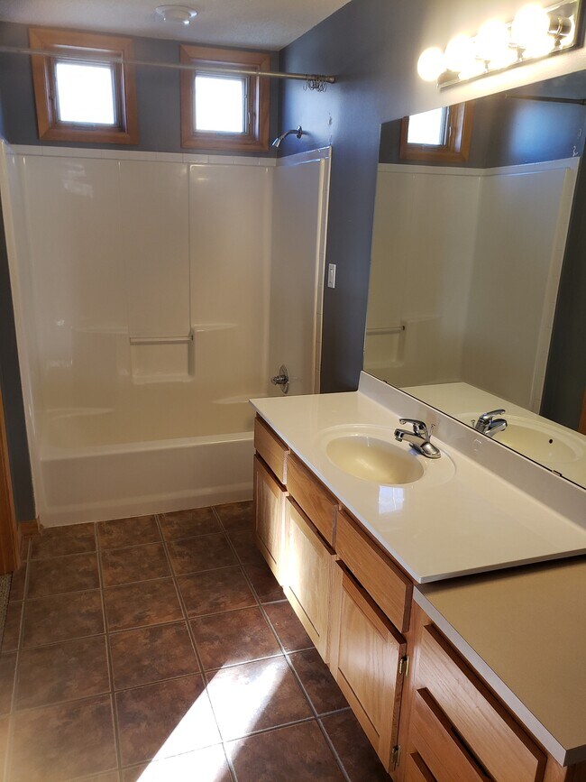 Front Upstairs Master bath - 4523 State Line Rd