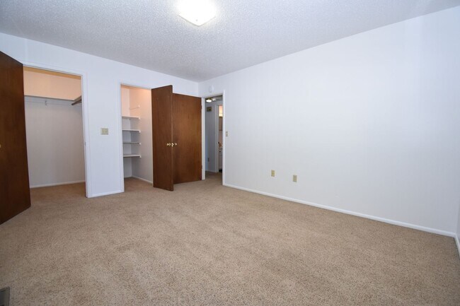 Building Photo - Spacious and charming! Conveniently located top floor 2 bedroom apartment.