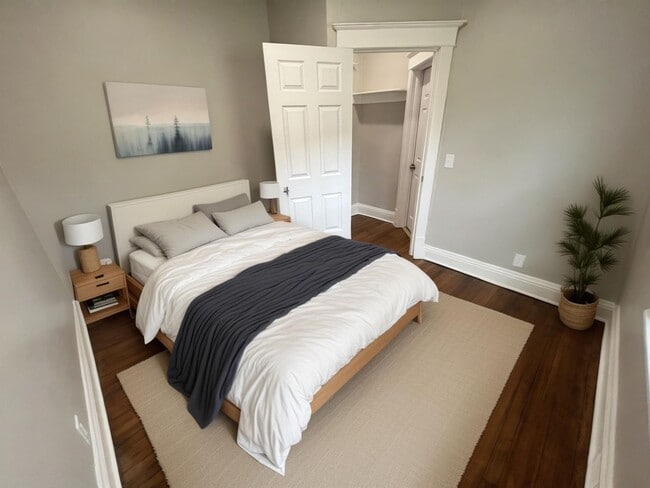 Building Photo - Fully Remodeled 2 Bedroom House!