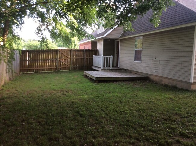 Building Photo - 2082 E Farr Ln