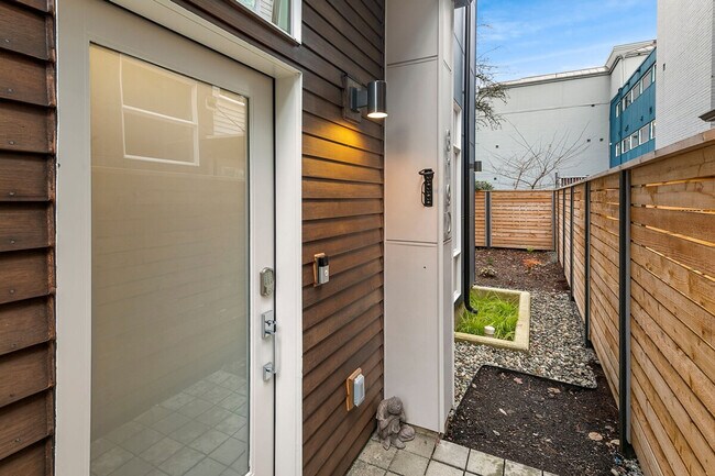 Building Photo - 319 Malden Ave E