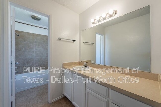 Building Photo - 731 Bluebonnet Dr