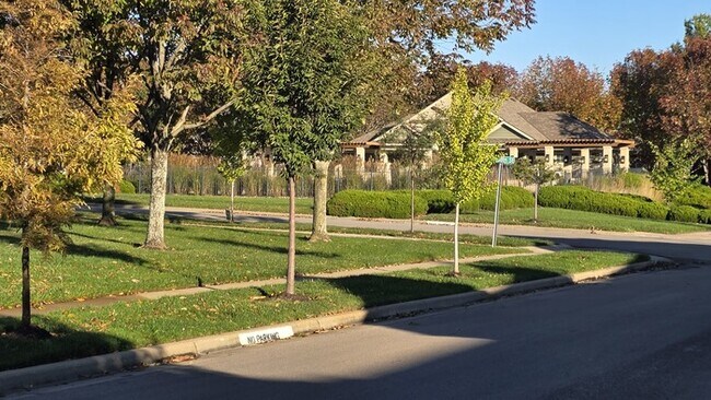 Building Photo - 4 bed 3 bath 2 car garage all maintenance provided townhome