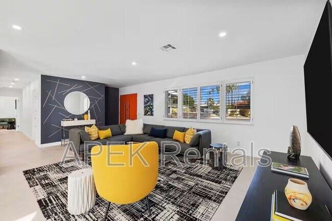 Building Photo - 945 N Buttonwillow Cir