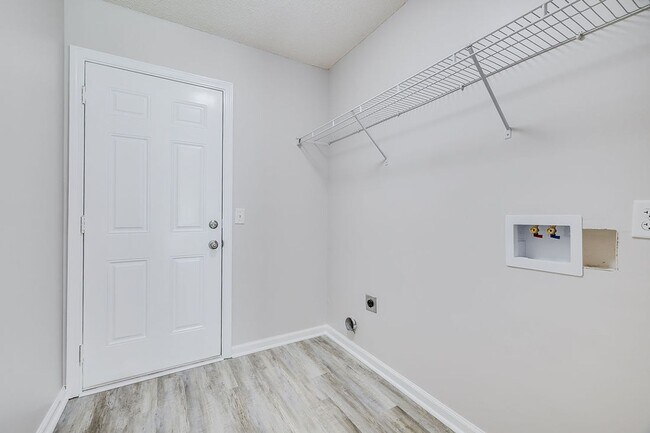 Building Photo - 114 Mustang Dr