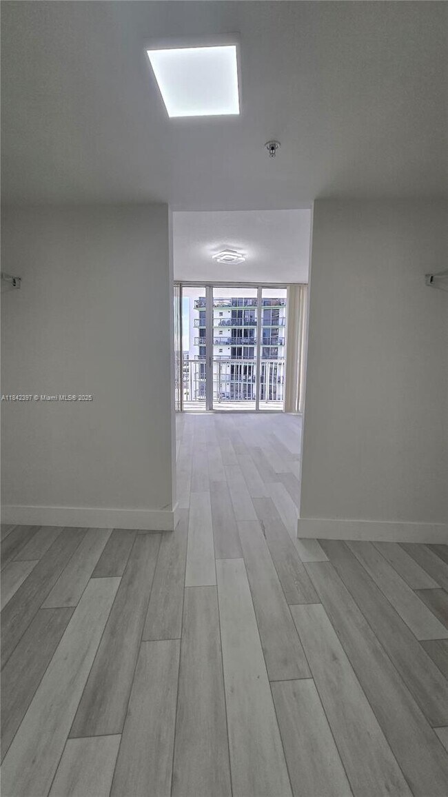 Building Photo - 1750 N Bayshore Dr