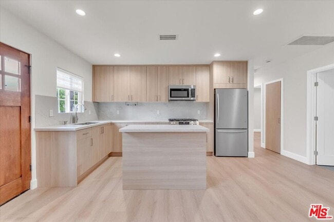 Building Photo - 6915 Encino Ave