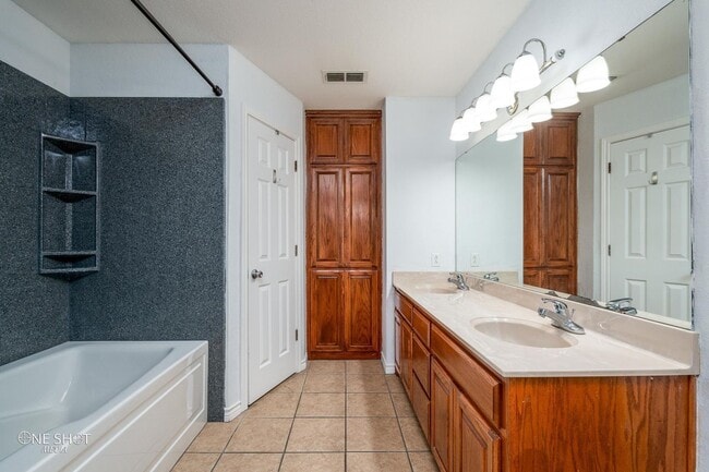 Building Photo - 1410 Tulane Dr